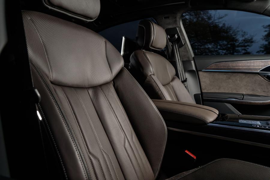 Детали интерьера Audi A8 L 50 TDI Quattro (D5) 2017 года  (UK) (фото 21 из 40)